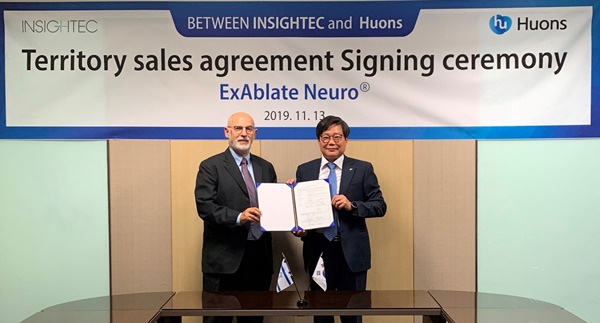 13일 휴온스 판교 본사에서 휴온스 엄기안 대표(사진 우측)와 이스라엘 Insightec Roni Yagel 부사장(사진 좌측)이 ‘ExAblate Neuro’ 도입을 위한 판매계약을 체결했다.