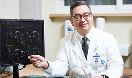 경희대학교병원 신경외과 박봉진 교수가 미세혈관감압술에 대해 설명하고 있다.
