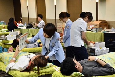39년째 진행되고 있는 한미약품 ‘사랑의 헌혈’ 캠페인에 참여한 임직원들.
