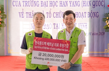 사단법인 ‘함께한대’의 제15기 베트남 의료봉사에 앞서 한국룬드벡의 후원기금 전달식이 진행되고 있다.