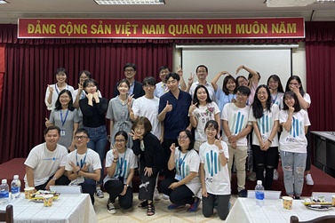 베트남 연수 단체사진(성균관대 약대 학생들, 호치민 약대 학생들 및 교수).