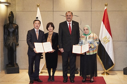 (좌로부터)SK플라즈마 대표, 한국보건산업진흥원 이행신 단장, 주한 이집트 하짐 파미 대사,