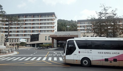 경북대구2 생활치료센터 전경. 앞에는 고려대의료원 꿈씨버스(순회진료버스)가 서있다.