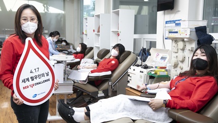 한국화이자제약 임직원이 4월 17일 ‘세계 혈우인의 날’을 맞아 헌혈의 집 서울역점에서 헌혈에 동참하고 ‘레드타이 챌린지’ 참여를 위한 기념 촬영을 하고 있다.