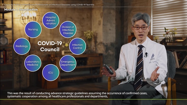 연세의료원 국제개발센터 김문규 소장이 COVID-19 동영상 교육의 목적과 프로그램 구성 등을 설명하고 있다.