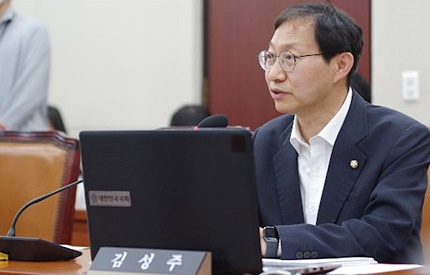 국회 보건복지위원회 더불어민주당 간사 김성주 의원은 6일 국민연금의 국가 지급보장을 명문화하는 '국민연금법 일부개정법률안'을 대표 발의했다.