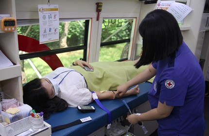 GC녹십자 임직원이 경기도 용인의 GC녹십자 본사에서 열린 ‘사랑의 헌혈’ 행사에 참여하고 있다.
