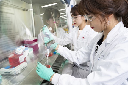 LG화학 생명과학사업본부 직원들이 신약 연구를 진행하고 있다.(사진 LG화학 생명과학사업본부 제공).