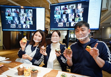 한국아스트라제네카의 ‘희망 튜브’ 행사에 참여한 희망샘 장학생과 직원들이 직접 만든 할로윈 쿠키를 화면을 통해 보여주고 있다.