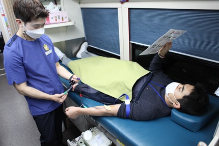 GC녹십자 임직원이 경기도 용인의 GC녹십자 본사에서 열린 ‘사랑의 헌혈’ 행사에 참여하고 있다.(사진 GC녹십자 제공).
