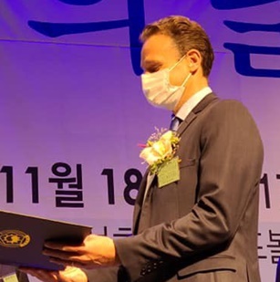제34회 약의 날 기념식에서 국무총리 표창을 받는 GSK 한국법인 줄리앤샘슨 사장.