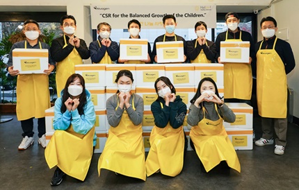 알보젠코리아 임직원들이 지난 20일 서울 영등포구 소재 디모데지역아동센터에서 ‘김장 담그기’ 봉사활동을 진행했다.