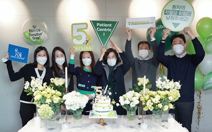 한국 노보 노디스크제약 당뇨사업부 임직원들이 트레시바® 출시 5주년을 축하하고, 대표 기저 인슐린으로서 환자 삶의 질 향상에 기여하기 위한 앞으로의 포부를 다짐하고 있다.
