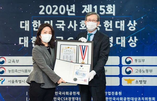 한국아스트라제네카가 12월 11일 한국프레스센터에서 열린 ‘제15회 대한민국 사회공헌대상’에서 사회봉사 부문 보건복지부장관 표창을 수여받았다.