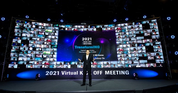 한국로슈진단 조니 제 대표이사가 25일, 온라인 시무식에서 2021년도 목표와 비전을 발표하고 있다.