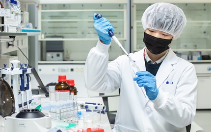 SK바이오사이언스 연구원이 백신 개발을 위한 R&D를 진행하고 있다.(사진 SK바이오사이언스 제공).
