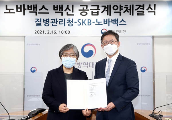 SK바이오사이언스 안재용 대표(사진 오른쪽)가 정은경 질병관리청장과 코로나19 백신 국내 공급계약을 맺고 있다.