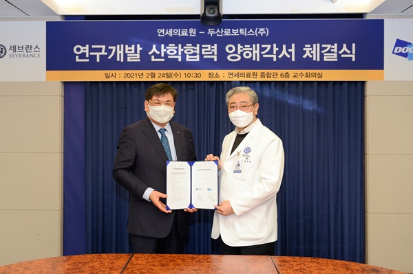 (왼쪽)최동휘 두산로보틱스 대표이사. (오른쪽)윤동섭 연세대 의무부총장 겸 의료원장.