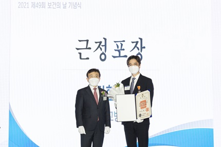 왼쪽부터 권덕철 보건복지부 장관, 김한석 서울대어린이병원장.