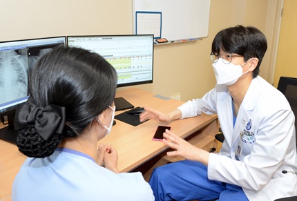소아신속대응팀 김종덕 교수가 전담간호사와 함께 실시간 운영되는 조기경보시스템(MES)을 모니터링하며 소아환자의 상태에 대해 논의하고 있다.