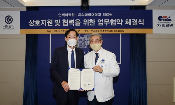 (왼쪽부터)윤도흠 의료원장, 윤동섭 의료원장.