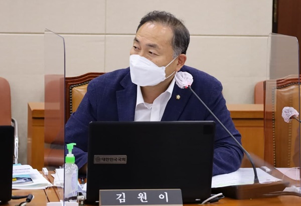 김원이 의원. 더불어민주당 김원이 의원(보건복지위원회)은 식품의약품안전처(이하 식약처)가 온라인에서 상시 모니터링을 통해 위반사항을 신속하게 조치하도록 요구할 수 있는 근거를 담은 '약사법 일부 개정법률안'을 3일 대표 발의했다고 밝혔다.