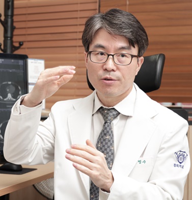 경희대병원·후마니타스암병원 간담도췌장외과 김범수 교수가 담낭절제술에 대해 설명하고 있다.