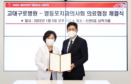 (좌측 부터)고려대구로병원 정희진 원장-영등포구 치과의사회 김석중 회장.