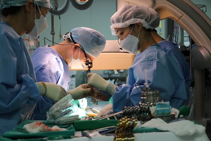 송석원 대동맥혈관센터장(심장혈관외과 교수)(가운데)이 E-vita OPEN NEO 장비를 통해 50번째 하이브리드 대동맥 수술을 시행하고 있다.(강남세브란스 제공).