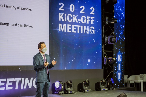 한국로슈진단 킷 탕 대표이사가 10일 온라인 킥오프 미팅에서 2022년도 사업 계획을 발표하고 있다.