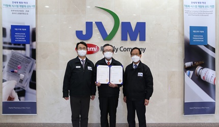 제이브이엠은 확고한 안전보건시스템 구축으로 ISO 45001 인증을 획득했다. (사진 왼쪽부터) 제이브이엠 이동환 전무(제조품질본부장), 이용희 대표이사, 송만술 상무(경영지원본부장).