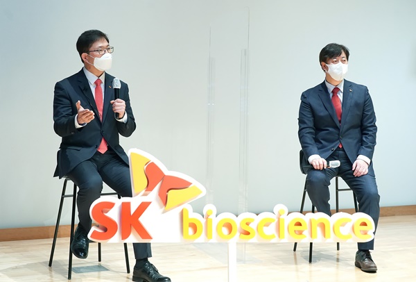 [SK바이오사이언스 기자간담회 SK바이오사이언스 안재용 CEO(왼쪽), 김훈 CTO(오른쪽).