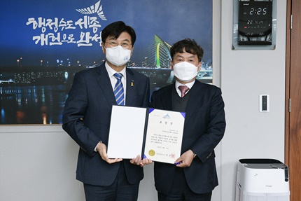 왼쪽부터 세종특별자치시 이춘희 시장과 한국바이오켐제약 송원호 대표.