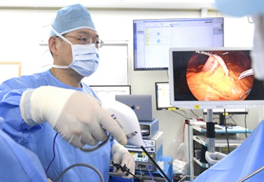 강남세브란스병원 비만대사다학제클리닉 안수민 센터장(소아외과)이 비만대사수술을 실시하고 있다.