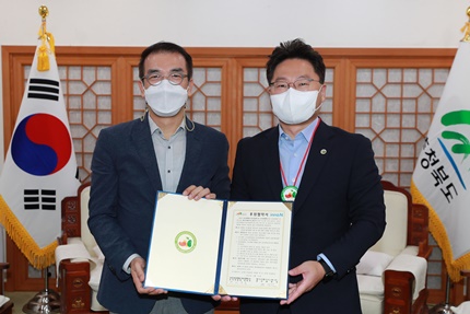 (왼쪽)HK이노엔 변형원 생산본부장, (오른쪽)이우종 충청북도 행정부지사.