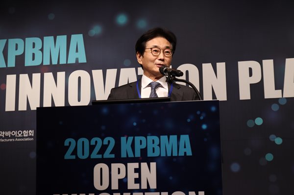 5일 서울 중구 웨스틴 조선호텔에서 열린 ‘2022 KPBMA 오픈 이노베이션 플라자’에서 원희목 한국제약바이오협회 회장이 ‘제약바이오산업의 성공 지름길 오픈 이노베이션’ 을 주제로 기조발표를 하고 있다.