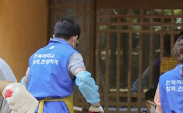 동아제약 '세이브투세이브(SAVE2SAVE) 캠페인' 일환으로 올해 6월 실시된 서울대공원 동물원 벽화 그리기 자원봉사활동에서 임직원 가족들이 봉사를 하고 있다.(자료 동아제약 제공).