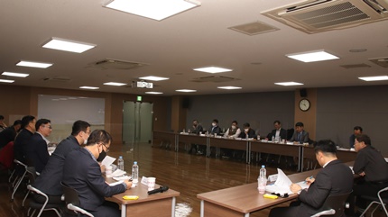 지난 19일 서울 방배동 협회 회관에서 진행한 자율준수분과위원회에서 위원들이 회의를 진행하고 있다.