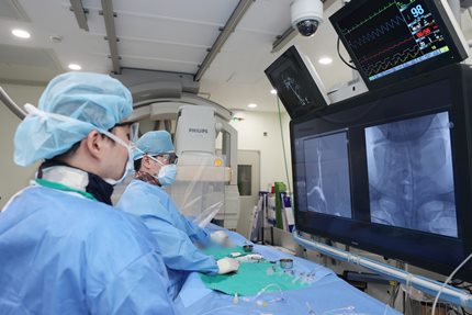 세브란스병원 신경외과 박근영 교수(오른쪽)이 뇌혈류차단기 삽입술을 시행 중이다.(자료 세브란스 제공).