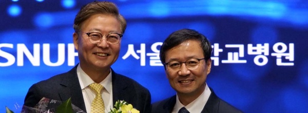 (사진 왼쪽부터)김연수 전 병원장, 김영태 병원장.