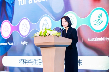LG화학 에스테틱사업부장 김혜자 상무가 최근 중국에서 열린 와이솔루션 학술포럼에서 인사말을 하고 있다.