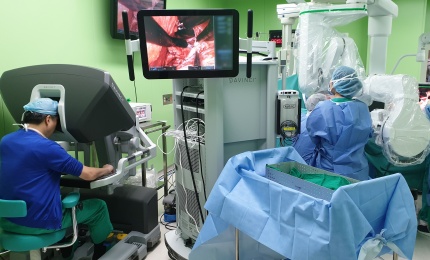 연세암병원 갑상선암센터 남기현 교수(사진 왼쪽)가 갑상선로봇수술을 시행하고 있는 모습.