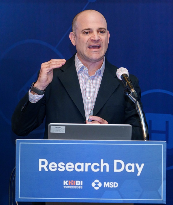 한국MSD와 진흥원이 공동 개최한 ‘리서치 데이’에서 데이비드 웨인스톡 MSD 연구개발 - 항암 부문 부사장이 ‘전략적 파트너십을 통한 암 치료분야의 혁신‘을 주제로 발표하고 있다.