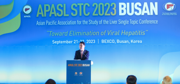 : APASL STC 2023 BUSAN에서 강연하는 대한간학회배시현이사장(APASL STC 조직위원장, 가톨릭의대 교수)