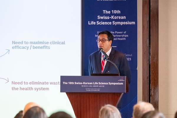 글로벌 로슈 제약의 보건의료 통합 솔루션 리드, 데브만유 싱(Devmanyu Singh)이 제10회 한-스위스 생명 과학 심포지엄에서 발언하고 있다.