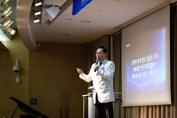 송영구 강남세브란스병원장이 지난 26일 병원 대강당에서 연구 비전선포식을 개최하고, 연구중심 의료 혁신을 선도하는 글로벌 연구의료기관으로 나아가기 위한 구체적인 전략을 설명하고 있다.