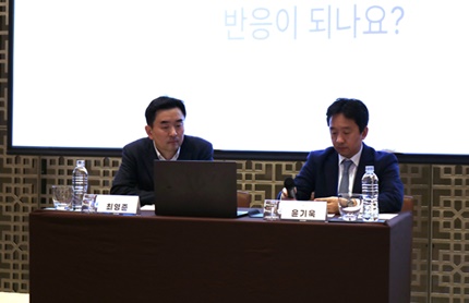 한국화이자제약이 3월 16일과 17일 진행한 브로드웨이 심포지엄에서 최영준 고대안암병원 교수(왼쪽)와 윤기욱 서울대병원 교수(오른쪽)가 Q&A 세션을 진행하고 있다.
