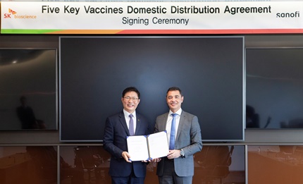 SK바이오사이언스와 사노피 코리아가 주요 5종 백신에 대한 유통 계약을 체결했다. 오른쪽은 사노피 백신사업부 파스칼 로빈(Pascal Robin) 대표.