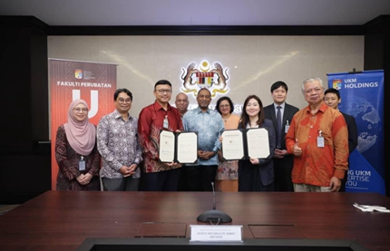 말레이시아 국회의사당(Parlimen Malaysia)에서UKM 부총장 모하맛 에흐완 토리만(Dr. Mohd Ekhwan Hj Toriman) 교수와 제일약품 글로벌사업본부장 김수미 상무가 협약서에 서명했다.